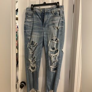 American Eagle straight leg mom Jean! Size 6, excellent condition.